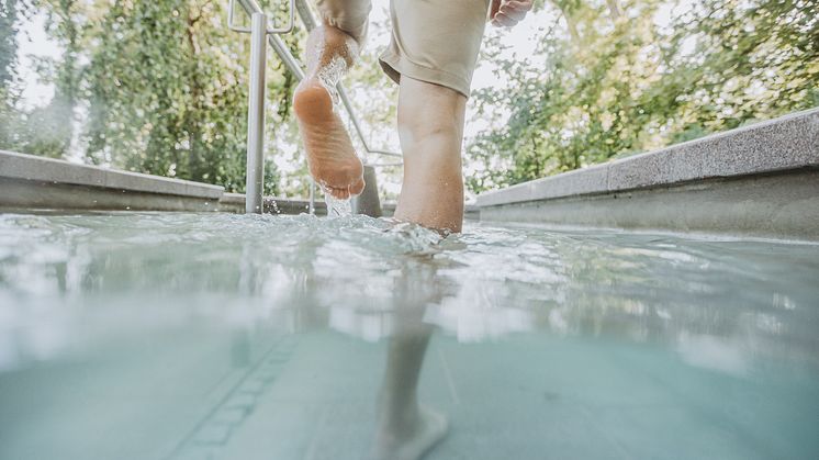 Göhren_Wassertreten_Kneipp'sche_Anwendung;_Kneippgarten