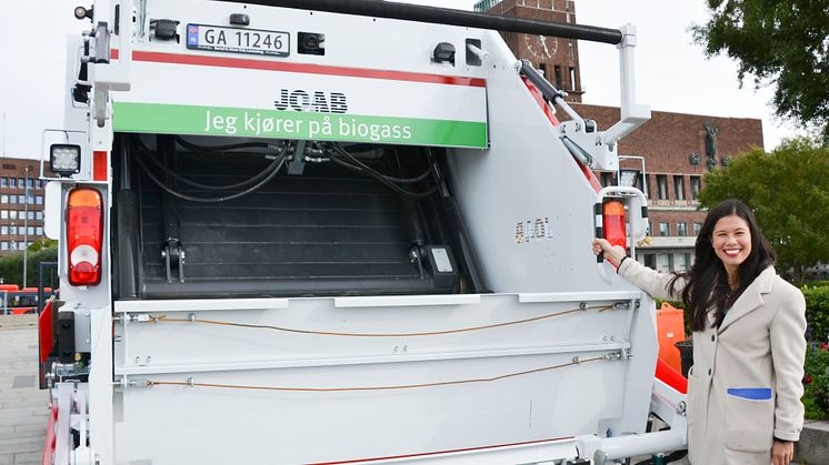 Lan Marie Nguyen Berg på baksiden av den nye avfallsbilen.