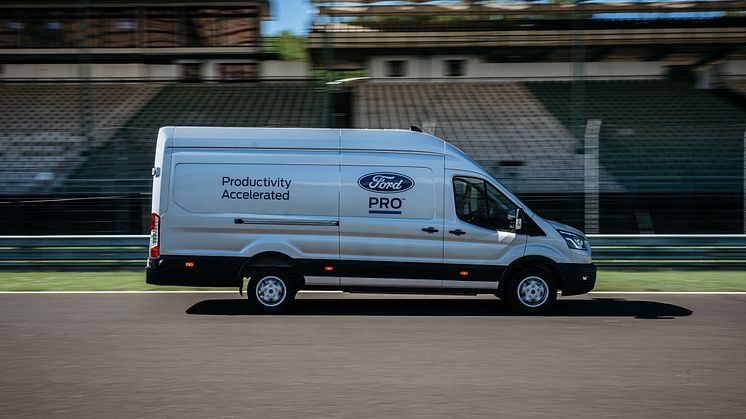 •	A Ford E-Transit a használati érték, az alacsony üzemeltetési költségek és a termelékenységet fokozó, hálózatba kapcsolt Ford Pro szolgáltatások világszínvonalú kombinációját nyújtja az európai vásárlók számára