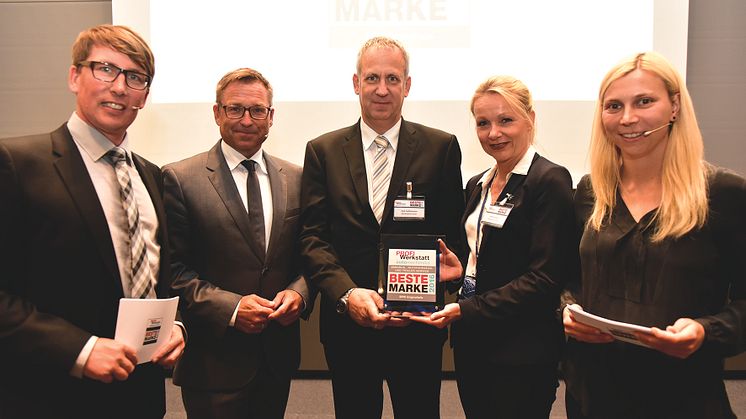 Dirk Hoffmeister, Leiter des BPW Aftermarket (Mitte), und Katrin Köster, Leiterin Unternehmenskommunikation bei BPW (2.v.r.), nahmen den Award stellvertretend für die BPW Gruppe entgegen