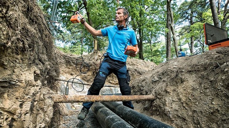 Fjärrvärmenät som läcker är ett slöseri med både pengar och energi. Med hjälp av ljudteknik undersöker Göran Wallmark, teknisk konsult på företaget Arne Jensen, rör som behöver bytas ut, innan de börjar läcka. Foto: Håkan Lindgren