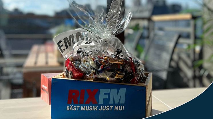 Viaplay plingade på dörren med en stor korg med godis för att fira radioreklamen. 
