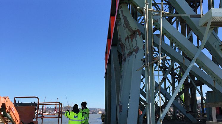 Bilden visar skadorna på metallbalkarna på delar av påseglingsskyddet under Götaälvbron. Bild: Trafikkontoret Göteborgs Stad.
