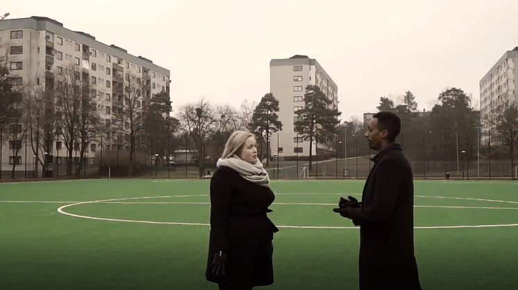Ökad trygghet, fler i sysselsättning och minskad ojämlikhet. Sarah Pettersson, relationsförvaltare Stena fastigheter och Abel Abraham, CSR-ansvarig Hammarby Fotboll pratar om Samhällsmatchen på en fotbollsplan i Bredäng, Stockholm.