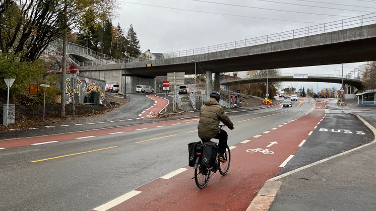 Flaskehals: Etter flere års anleggsarbeid er sykkelveien i Østensjøveien endelig slik den skal være - i utmerket stand med ny, rød asfalt. Foto: Sporveien