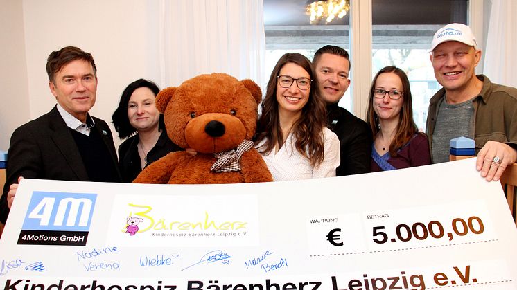 Ex-Profiboxer Axel Schulz (rechts) übergibt mit Vertretern der Firma 4Motions und ihrem Geschäftsführer Jürgen Rohr (links) den Spendenscheck an Ulrike Herkner (3.v.l.)