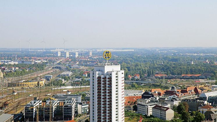Strahlende "100" auf dem Wintergartenhochhaus 