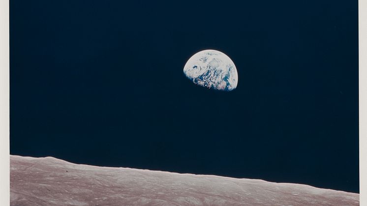 First Earthrise. The first color photograph of the first Earthrise witnessed by humans.jpg