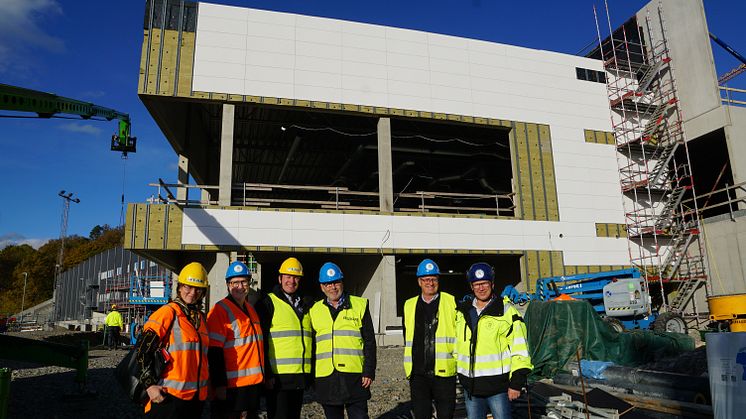 Nu börjar Rimnersbadet i Uddevalla ta form. Maria Jacobsson, Monica Bang Lindberg, Ingemar Samuelsson, Per Bäckström och Christer Hasslebäck med projektledare Anders Emilsson framför bygget av Uddevallas nya simhall.