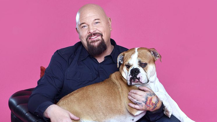 Anders Bagge signerar sin bok "Mitt liv och mina hundar" i varuhuset.