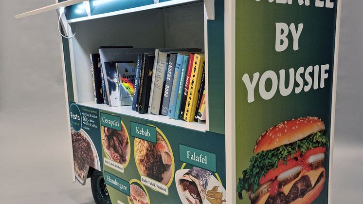 Minibibliotek - Falafel by Youssif med böcker från sidan