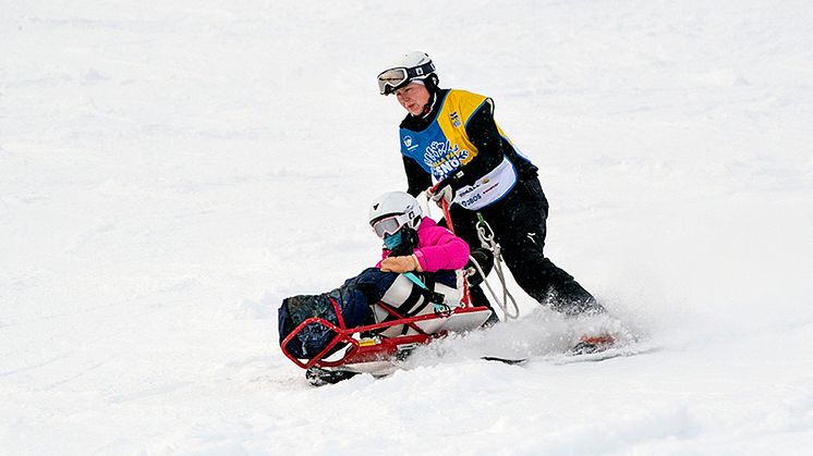 Svenska Skidförbundet vill göra fysisk aktivitet och lek på snö mer tillgängligt för alla. Foto: Ulf Palm (bilden tagen i Källviksbacken i Falun)