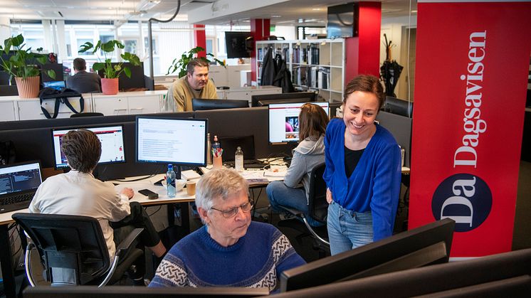 Desken i Dagsavisen. Redigerer Trond Hjorthaug til venstre og papirsjef Trine Andreassen til høyre.