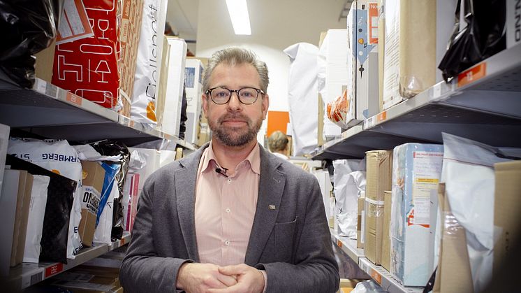 - Her er det veldig fullt, konstaterer pressesjef John Eckhoff i Posten Norge. FOTO: Posten
