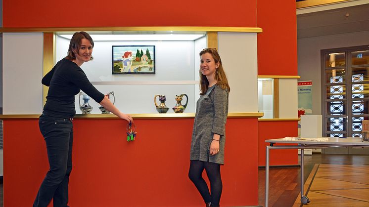 Die Vitrine mit dem Titelbild der Ausstellung (J. von Schwarz)