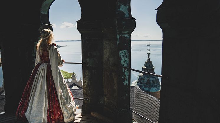 Prinsessan tittar ut över Kalmarsund från Kuretornets topp på Kalmar Slott.