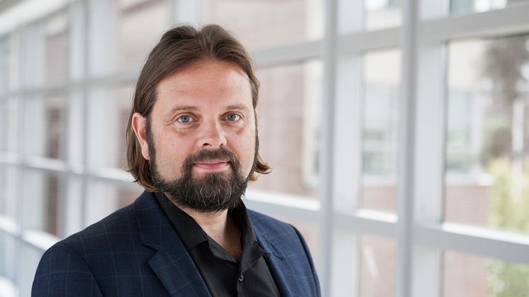 Fredrik Sunnemark, docent i idéhistoria, har skrivit krönikan "Mannen i den bruna kavajen"