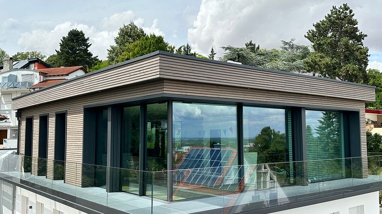 Die beiden Glasfensterfronten lassen sich weit öffnen und geben den Blick frei. Die Anlage stellte das Team von AKV Metallbau vor einige Herausforderungen: planerisch, logistisch und sicherheitstechnisch. 