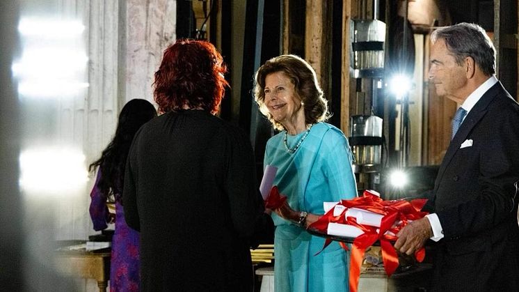 Malin Lindberg fick diplom av drottning Silvia vid en ceremoni på Drottningholms slottsteater.
