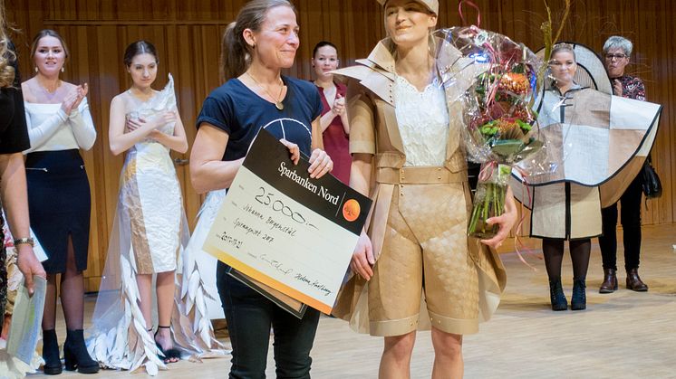 Vinnaren Johanna Borgenstål tillsammans med modellen Klara Degerman.