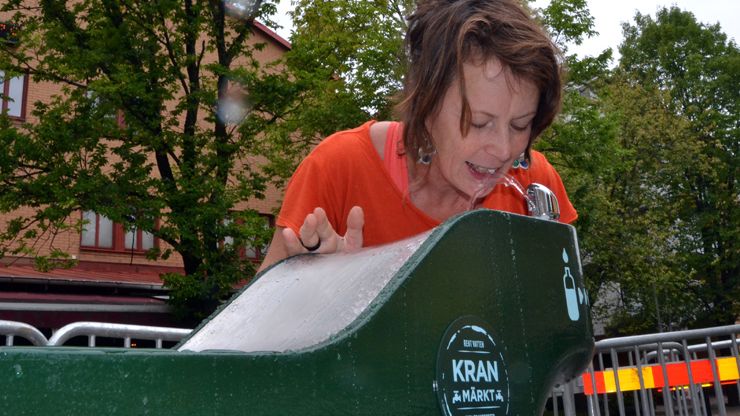 Göteborgarna får nu fler möjligheter att dricka vatten på stan. Paketerat flaskvatten är flera hundra gånger mer miljöpåfrestande än kranvatten, så är du törstig - varsågod att dricka gratis, gott och klimatsmart kranvatten. Foto Frida Gustavsson