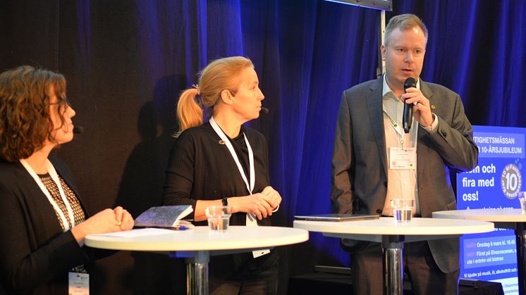 Deltagarna i panelsamtalet. Från vänster: Malin Löfsjögård, vd Svensk Betong, Susanne Rudenstam, kanslichef på Sveriges Träbyggnadskansli och Johan Lindström, vd Plåt & Ventföretagen samt ordförande i Svensk Byggplåt.