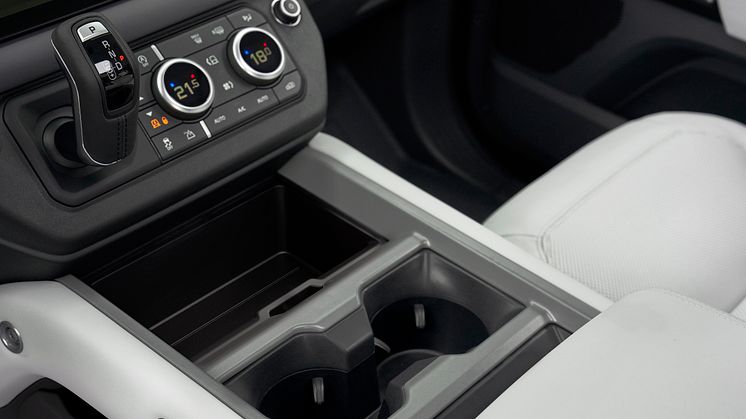 DEF_130_V8_25MY_080524_10_INTERIOR.jpg