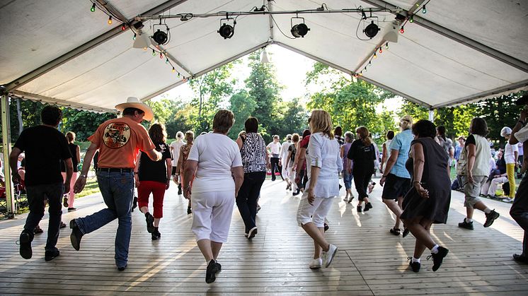 Linedance på Sommarlunds dansbana i Stadsparken. Foto: Emmy Persson