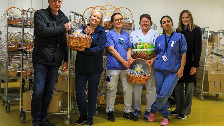 Sten Jansson (marknadsområdeschef kontor Stockholm) och Katarina Noré (kommunikations- och marknadschef) tillsammans med vårdens hjältar på IVA, Karolinska Sjukhuset.