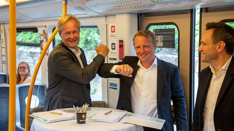 Sporveiens Cato Hellesjø, Telia bedrifts Jon Christian Hillestad og byråd Arild Hermstad markerte kontraktsigneringen i en t-banevogn i ettermiddag.