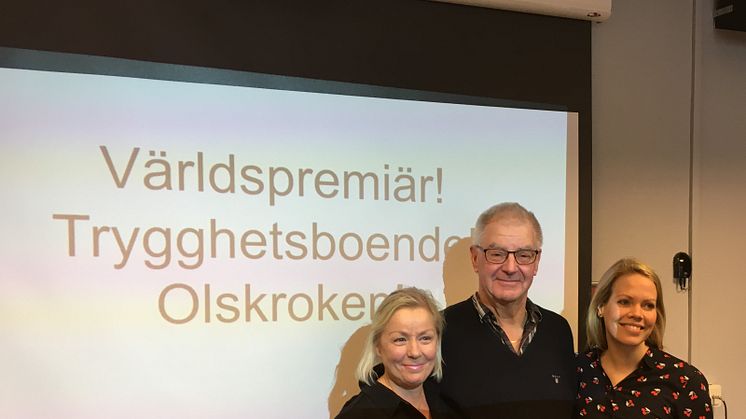 Världspremiär för trygghetsboende i Olskroken! Med på bilden är hyresgästen Reine, flankerad av trygghetsvärdarna Emma och Ann-Sofie.
