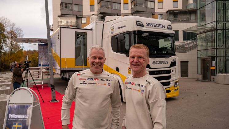 Längdchefen Lars Öberg och chauffören Jan Eriksson framför längdlandslagets nya vallatrailer. Bild: Lars-Olof Tandberg