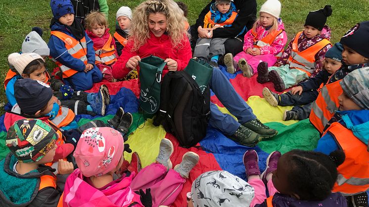 Cecilie Skog forteller barna om hvorfor det er viktig å holde naturen fri for søppel.