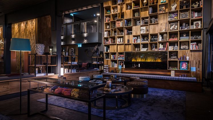 Bokhylla i vardagsrummet på HUUS Hotel, Gstaad, designat at Stylt Trampoli