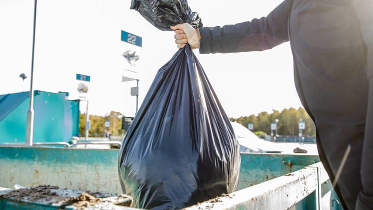 Genom att sortera innehållet i sina säckar räddade besökarna på återvinningscentralerna 3 900 ton avfall till återbruk och materialåtervinning 2020.
