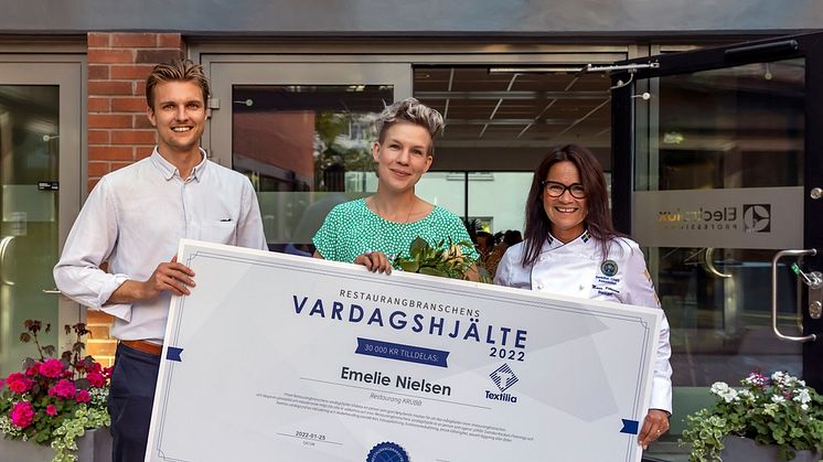 Emelie tog emot priset av Maria Pettersson, ordförande för Svenska Kockars förening och Casper Secher Steinø, Affärschef för TextiliaHoReCa sydväst.