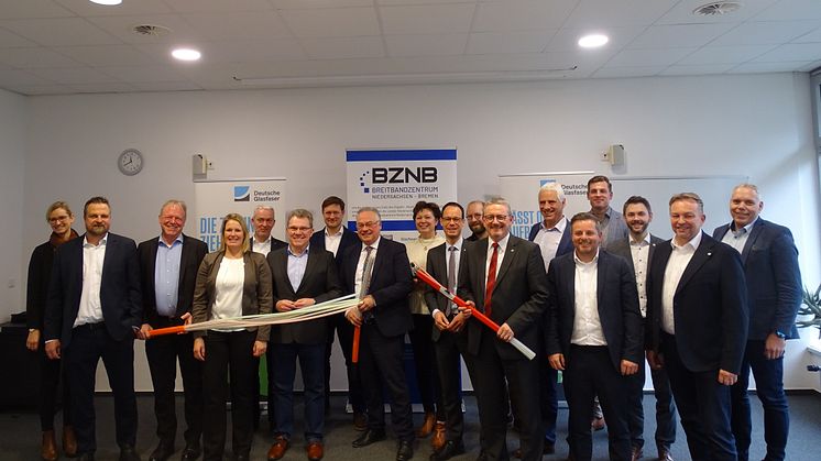 Gemeinsam für die Digitalisierung des Landkreises Osterholz: Vertreterinnen und Vertreter des Landkreises Osterholz, des Breitbandzentrum Niedersachsen-Bremen und Deutsche Glasfaser. (BZNB)