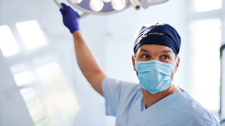 Dr. Denis Simunec im OP vor einer Wasserstrahl-Liposuktion.