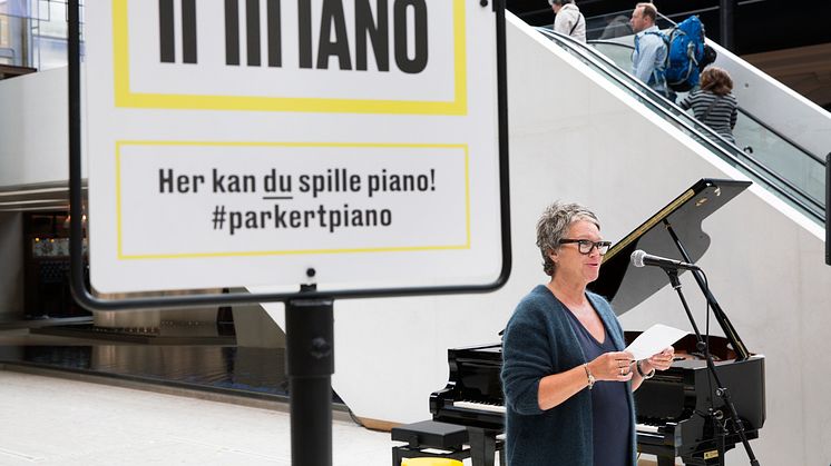 Gavesjef Sissel Karlsen åpner Parkert piano