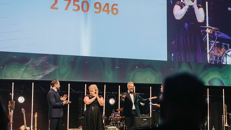 David Hellenius samt Gunilla och Tommy Ivarsson när den insamlade summan avslöjades. Foto: LisaLisa