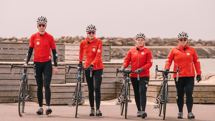 Studenterna i Min Klassiker – Rasmus, Malin, Roosa och Lotta cyklar Vätternrundan digitalt. Foto: Jeff Thorén
