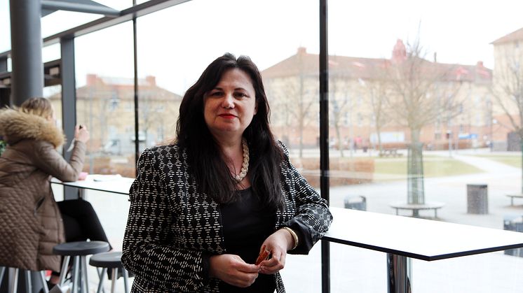 "Vården handlar mycket om prioriteringar, och jag tror absolut att vi kan göra mer för människor med svårt ledgångsreumatism”, menar Valentina Bala, doktorand och reumatologisjuksköterska.