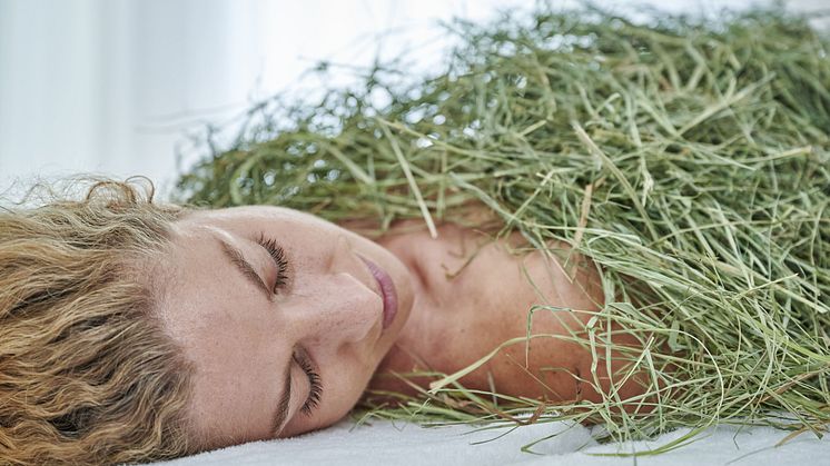 Bad Wörishofen: Frau macht Heubad-Anwendung; Kneipp'sche Anwendung