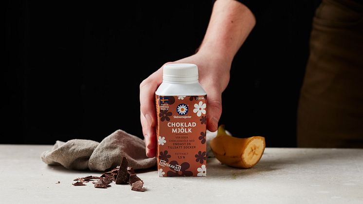 Skånemejeriers chokladmjölk har gjort stor succé i hela Sverige, och lanseras nu även i en praktisk on-the-go och klimatsmart förpackning