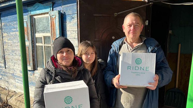 Human Bridge har verkat i Ukraina i tjugo år med regelbundna biståndssändningar med sjukvårdsutrustning. Samtidigt distribueras matpaket i samarbete med ukrainska företag på plats. Behoven är fortsatt stora.