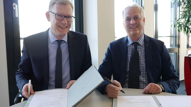 Bayernwerk-Netz-Geschäftsführer Wolfgang Hildebrand (l.) und Stadtwerke-Ingolstadt-Netze-Geschäftsführer Hubert Stockmeier haben einen langfristigen Vertrag zum Betrieb einer Blindleistungskompensationsspule unterzeichnet.