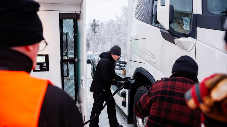 Charging an electric truck from North of Sweden's fastest charging station for heavy transports. Photo: Mats Engfors (Fotographic)