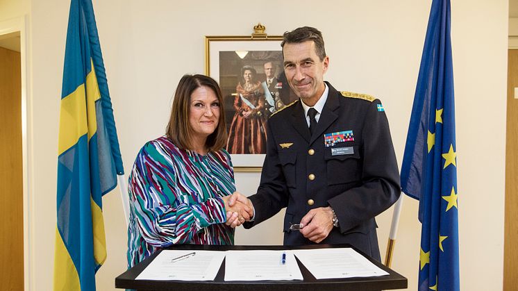Sigalit Slutbäck, vd på TYA, och Micael Bydén, ÖB, har just skrivit på en avsiktsförklaring om ett övergripande samarbete runt kompetensförsörjning. Foto: Rickard Törnhjelm, Försvarsmakten