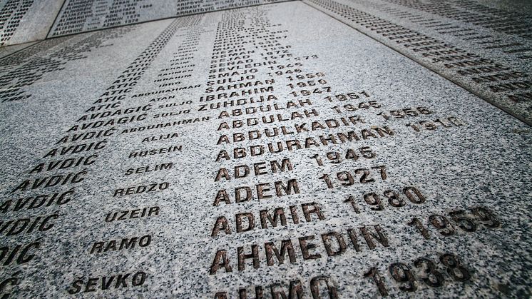 Antirasister hedrar Srebrenicas offer