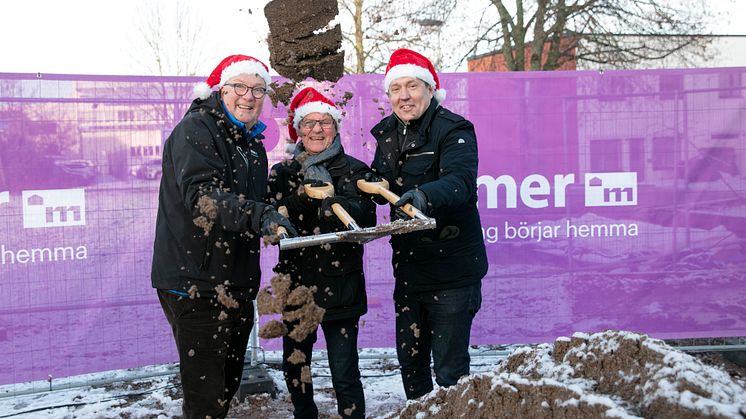 En julklapp till Vallby, en ny vårdcentral och 44 lägenheter i centrum klara för inflyttning sommaren 2021. Fr v Mikael Källqvist, VD, Mimer, Per-Inge Ahlbäck, vice Ordförande, Mimer och Mats Engström, VD, Aros Bygg & Förvaltning.